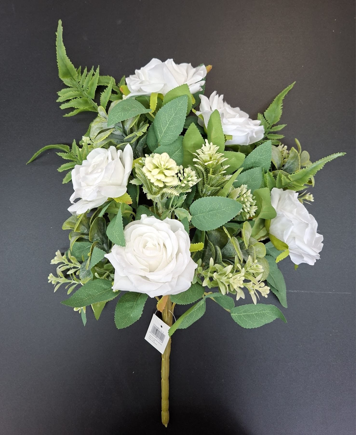 Buchet artificial cu trandafiri albi și verdeață decorativă – 44cm